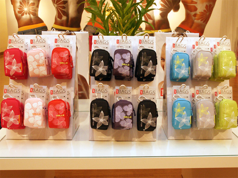 <b>左からジニー（ピンク）、アイル（ピンク）、アイル（レッド）、ジニー（ブラック）、アイル（パープル）、ジニー（ブラック）、ジニー（ターコイズ）、ジニー（ライトグレー）、ジニー（ライムグリーン）</b>