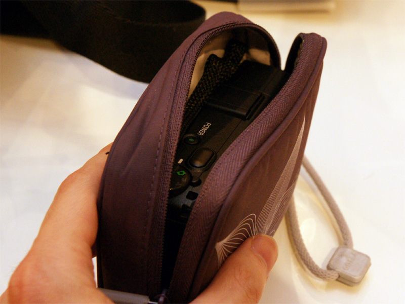 <b>GR DIGITAL IIIを収納。まだ純正ファインダーが収まる程度の余裕がある</b>