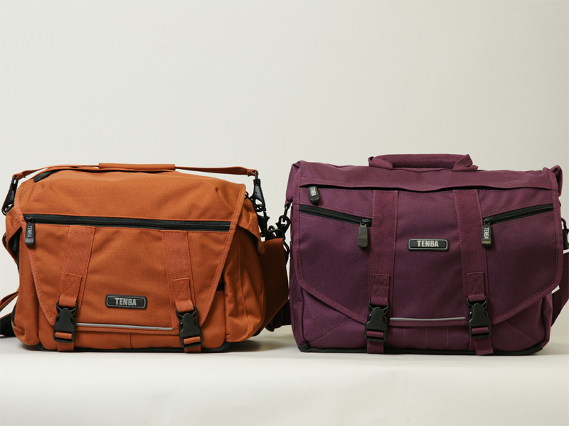 <b>正面から比較。左がメッセンジャカメラバッグ（濃オレンジ）。右はメッセンジャーバッグ（スモール/プラム）</b>