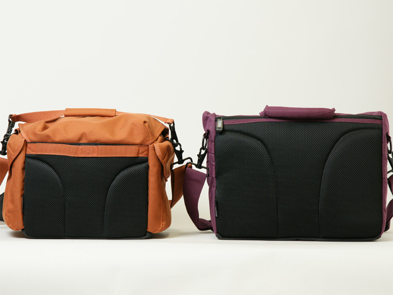 <b>背面のメッシュ部分も継承。メッセンジャーカメラバッグには背面ポケットがない</b>