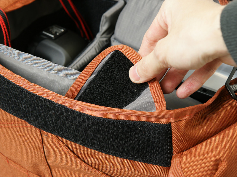 <b>ベルクロ使用時は裏側に収納できる</b>