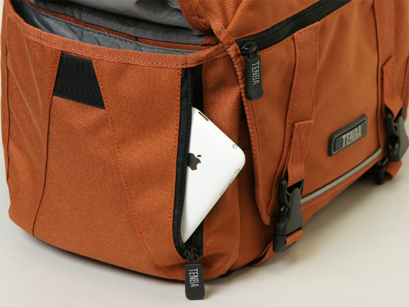 <b>サイドポケット部のマチ無しポケットにiPhone 3GSを収納。サイドポケット内には繋がっていない</b>