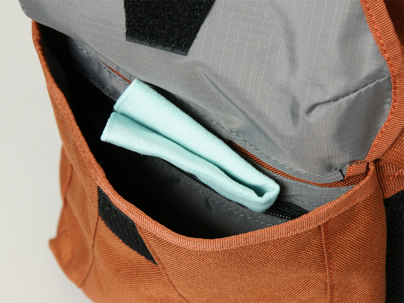 <b>サイドポケットの中にもマチのないジッパー式ポケットを装備</b>