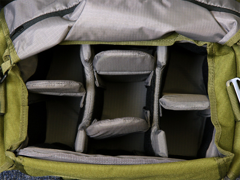 <b>縦の仕切り板が2枚、横の仕切り板が4枚付属している（本体カラーはオリーブ）</b>