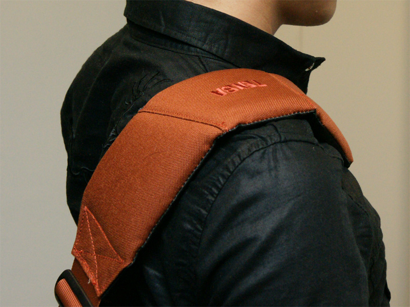 <b>ショルダーストラップはメッセンジャーバッグのものと同形状。荷重がかかるとパッドが肩になじむ</b>