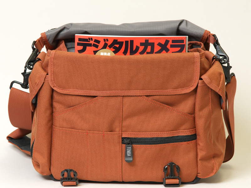 <b>同じ雑誌を縦向きに入れたところ。こちらのほうが出し入れしやすい</b>