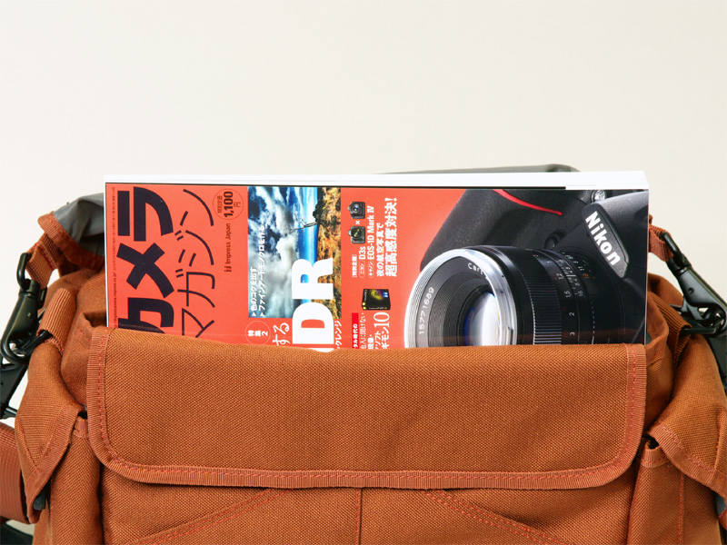 <b>クッションボックスとバッグ本体の隙間に雑誌を入れてみた。この判型で横向きだと厳しい</b>