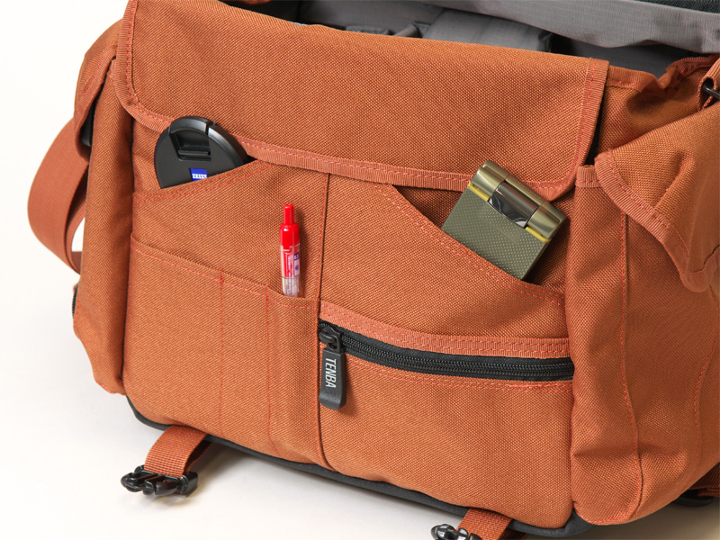 <b>フラップを開けたところのポケット。いずれのポケットも底部までの深さがある</b>