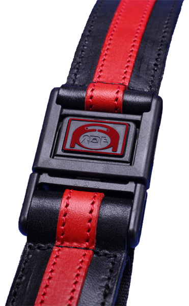 <b>長さ切り替えを行なうバックル（ブラック×レッド）</b>