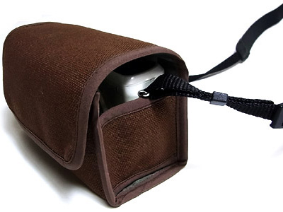 <b>純正ストラップなどを付けたまま収納できる</b>