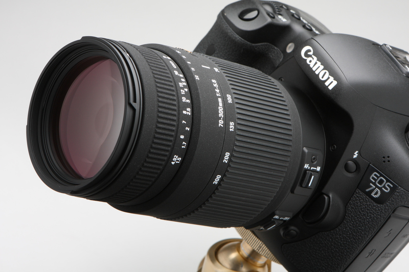 <b>EOS 7Dに装着した状態。価格は6万1,950円</b>