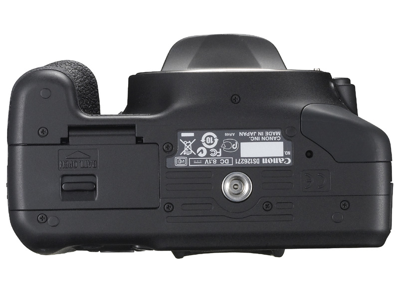 <b>底面。左手の当たる位置にラバーを採用</b>