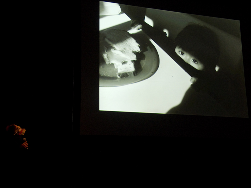 <b>宮原夢画氏は、モノクロでとらえた家族の写真を発表した</b>