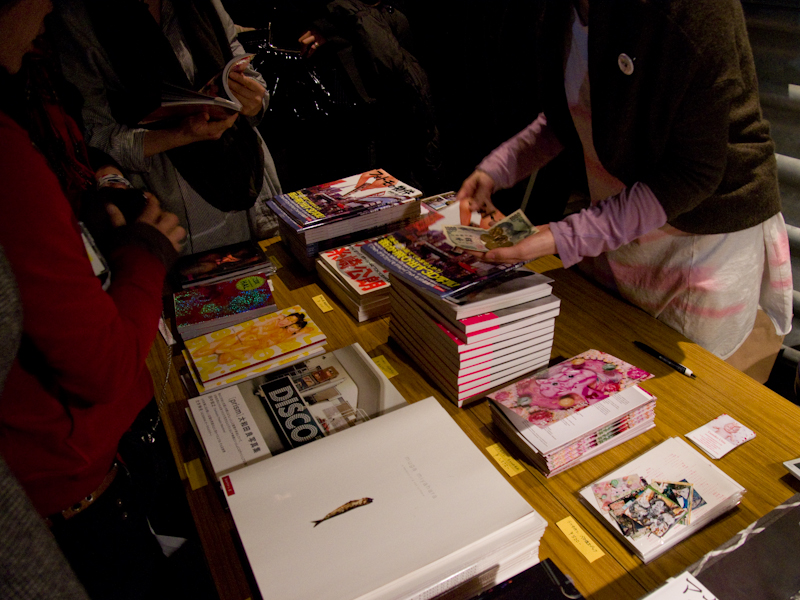 <b>物販コーナーでは、参加写真家サイン入りの限定写真集も販売した</b>