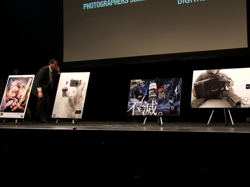 <b>コンテスト終了後は、各チームのプリントをステージ上に設置。間近で観賞できた</b>