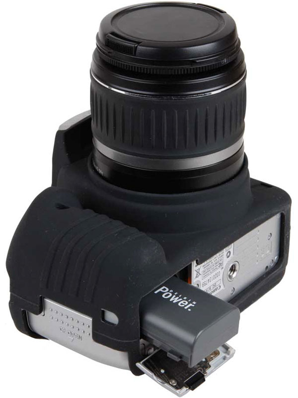 <b>装着したままメモリーカードとバッテリーの交換を行なえる（画像はEOS Kiss Digital X用への装着例）</b>