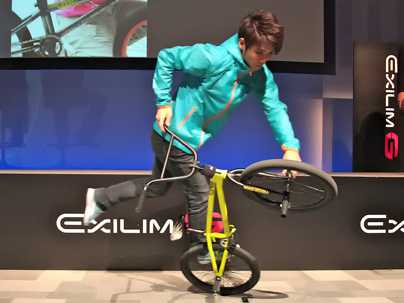 <b>内野氏はBMXのパフォーマンスで登場</b>
