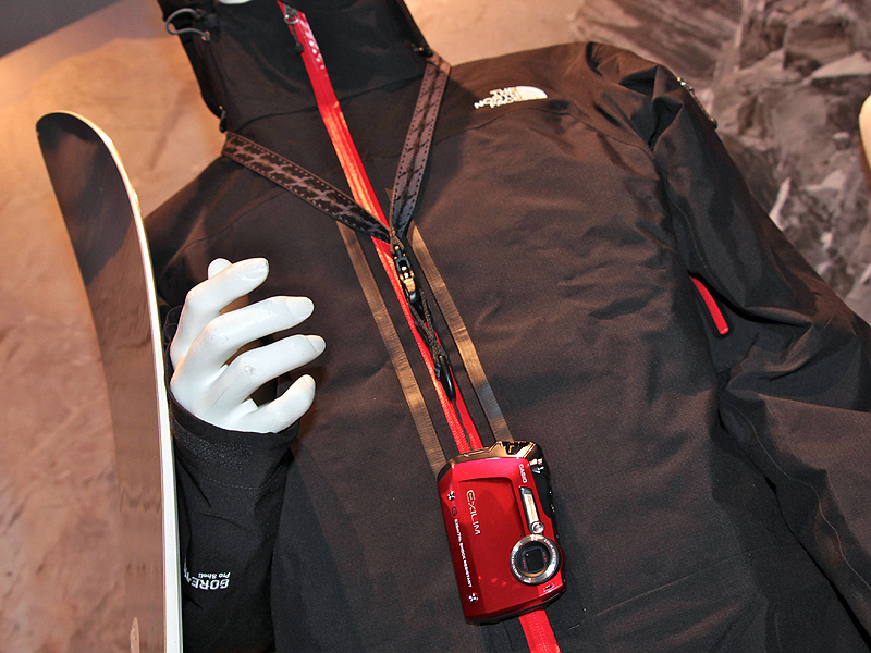 <b>純正オプションの「カラビナ/ネックストラップ」（ENS-6、2,625円）</b>