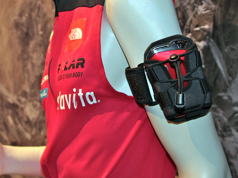 <b>こちらも純正オプションとなる「アームバンド付きソフトケース」（ESC-220、4,200円）。このほかにも「ソフトケース」（ESC-221、3,675円）も用意する</b>