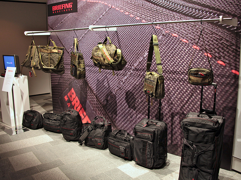 <b>エキスパートでコラボレーションする「BRIEFING」のコーナー。今後、カシオと共同でバッグなどを製作していく</b>