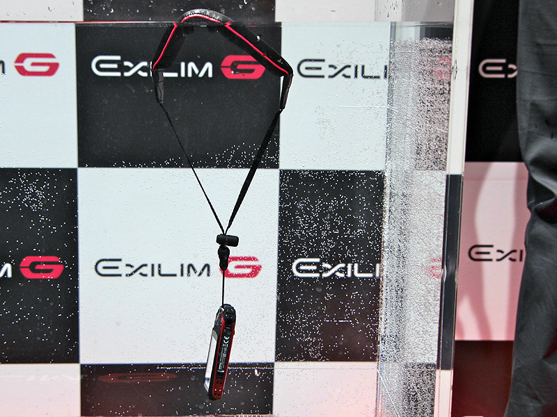 <b>純正オプションとして「フロートストラップ」（ENS-7、2,625円）も発売する。水中にカメラを落としても沈んでしまうのを防げる</b>