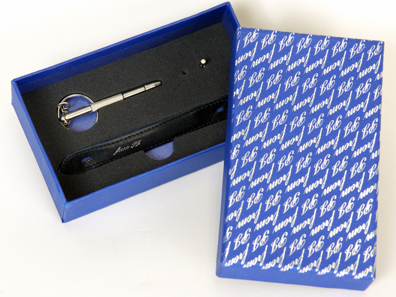 <b>新たにドライバーを同梱したフィンガーストラップのパッケージ</b>