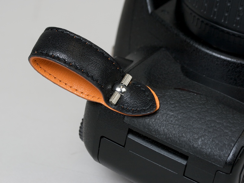 <b>フィンガーストラップの装着例</b>