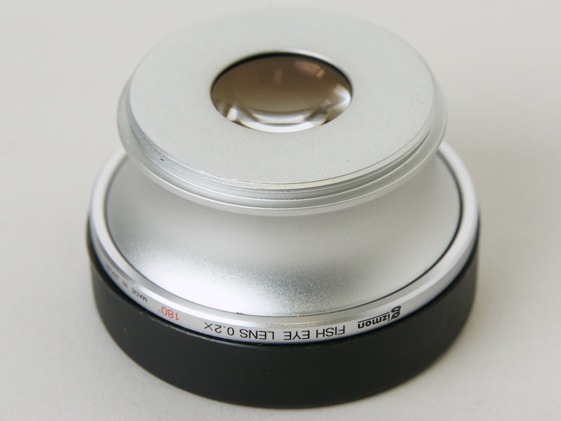 <b>レンズは光学ガラス製で本体はアルミ製</b>