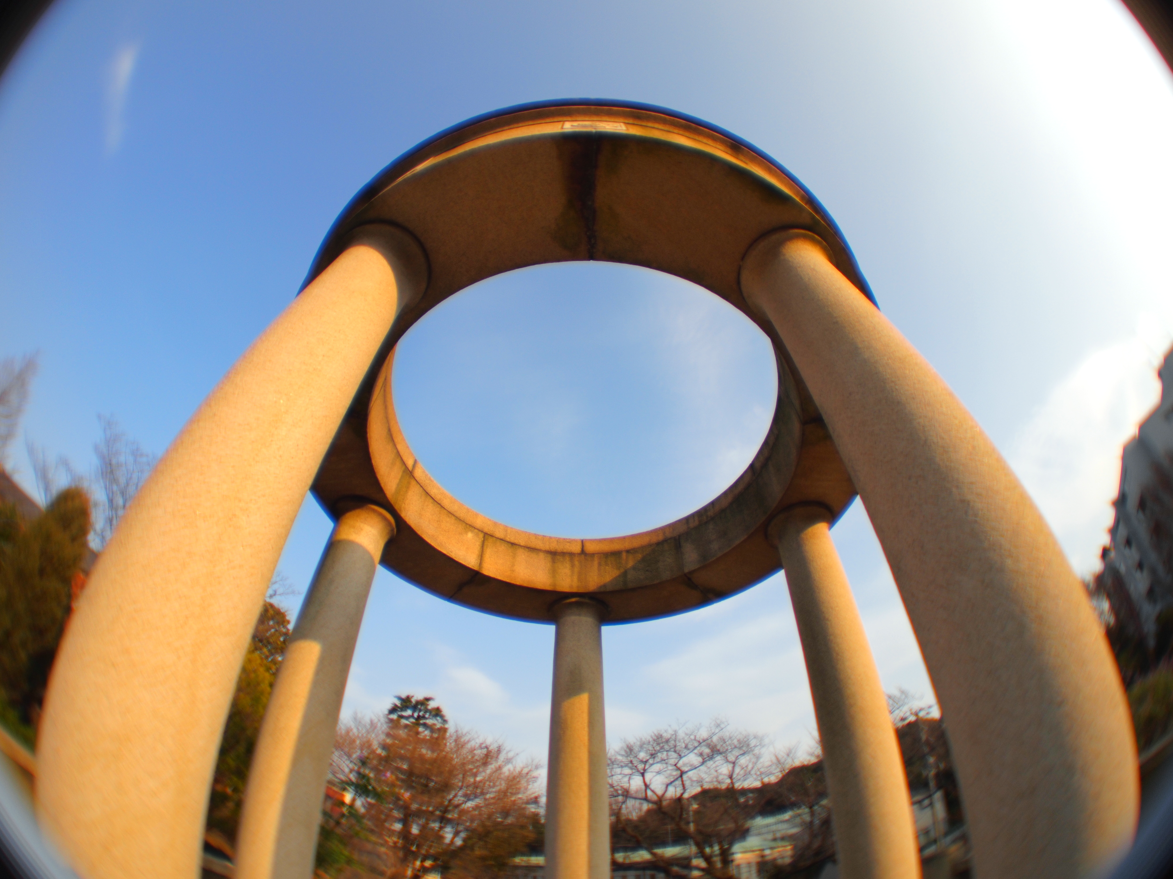 <b>F2.8<br>E-P2 / M.ZUIKO DIGITAL 17mm F2.8+GIZMON E-P1/E-P2用フィッシュアイレンズ / 約4.5MB / 4,032×3,024 / 1/1,250秒 / +0.7EV / ISO100 / WB:オート</b>