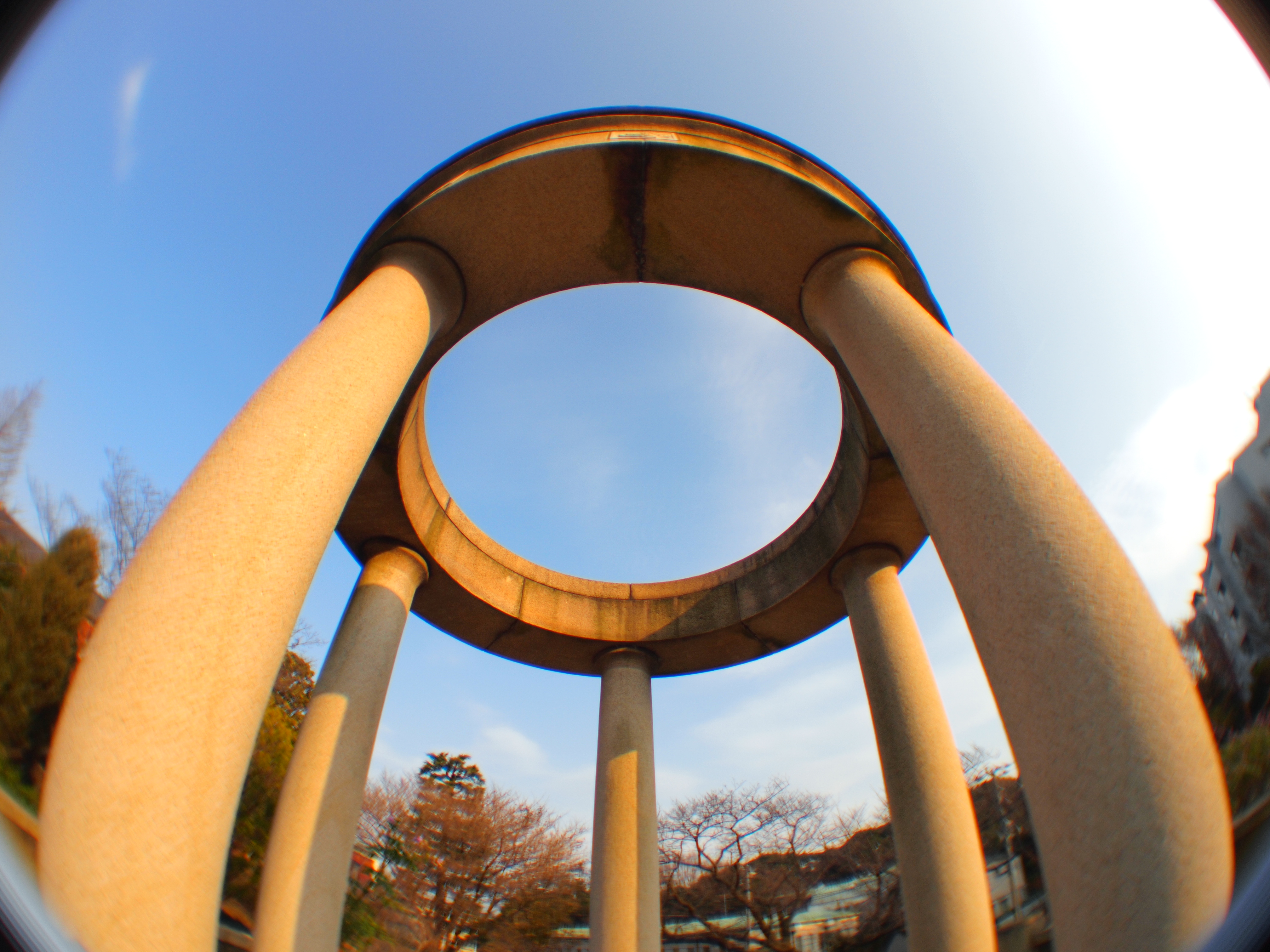 <b>F4<br>E-P2 / M.ZUIKO DIGITAL 17mm F2.8+GIZMON E-P1/E-P2用フィッシュアイレンズ / 約4.9MB / 4,032×3,024 / 1/640秒 / +0.7EV / ISO100 / WB:オート</b>