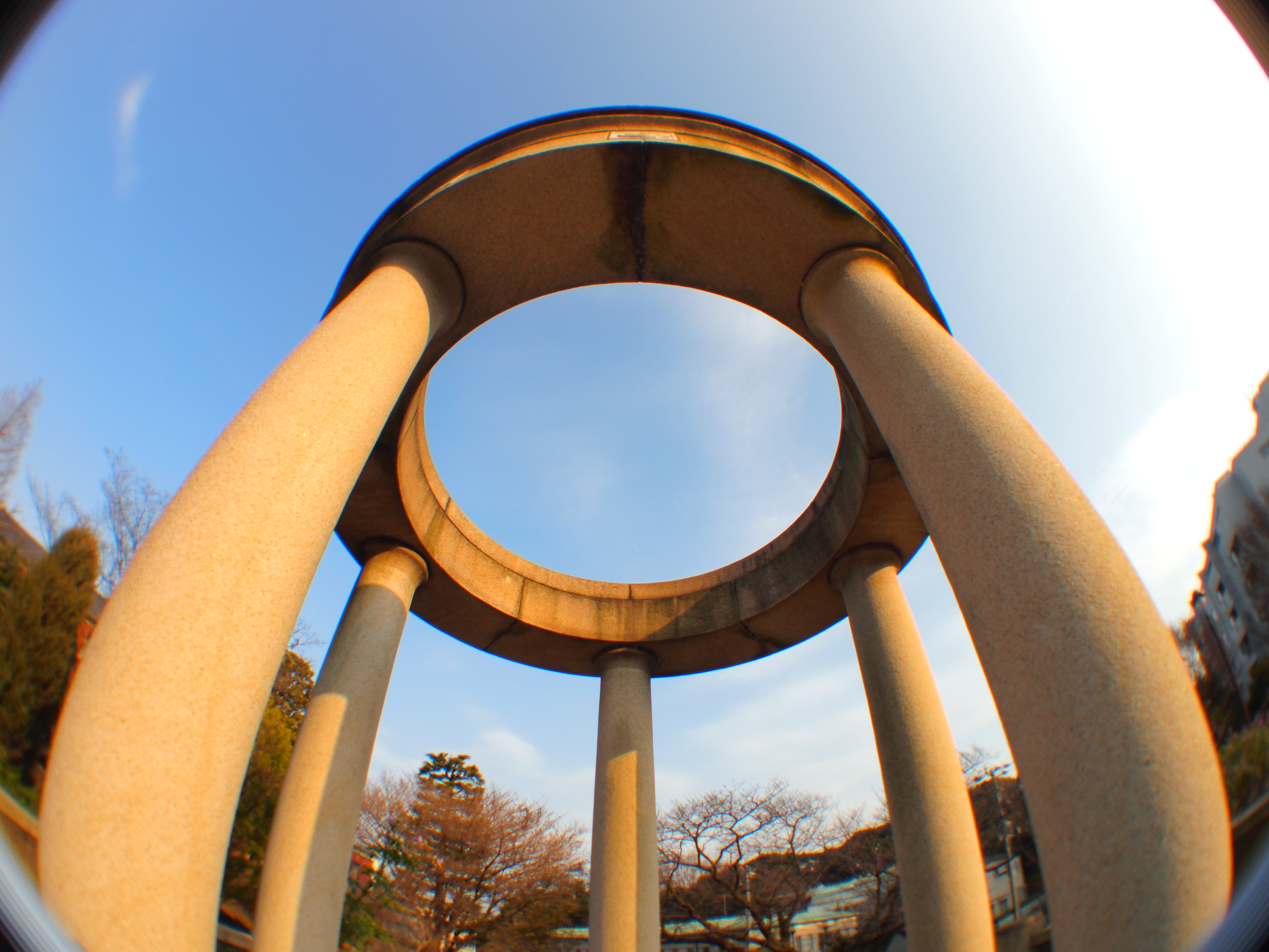 <b>F5.6<br>E-P2 / M.ZUIKO DIGITAL 17mm F2.8+GIZMON E-P1/E-P2用フィッシュアイレンズ / 約5.0MB / 4,032×3,024 / 1/320秒 / +0.7EV / ISO100 / WB:オート</b>