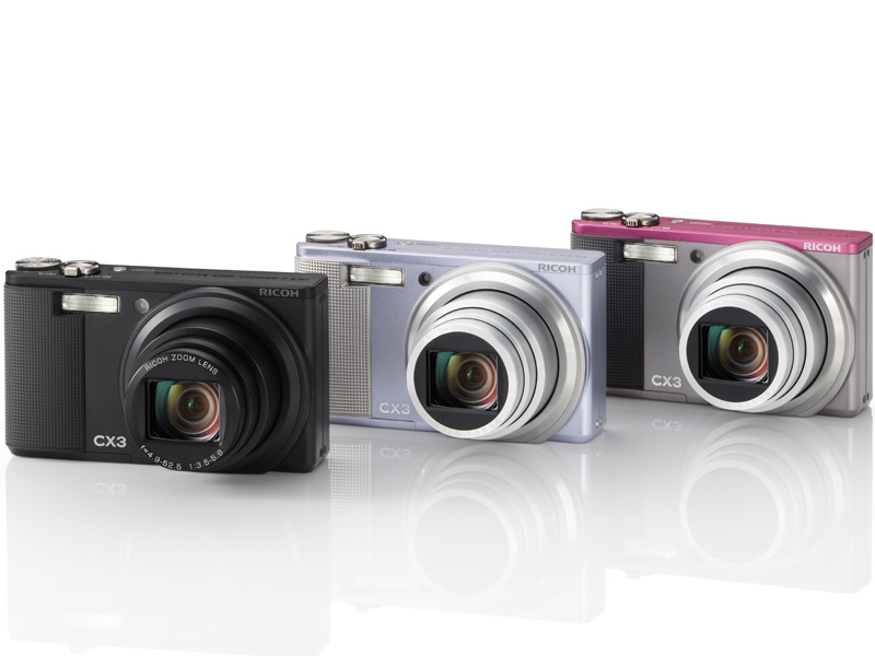 <b>CX3。カラーは左からブラック、すみれ、ツートン（ライトグレー×ピンク）</b>