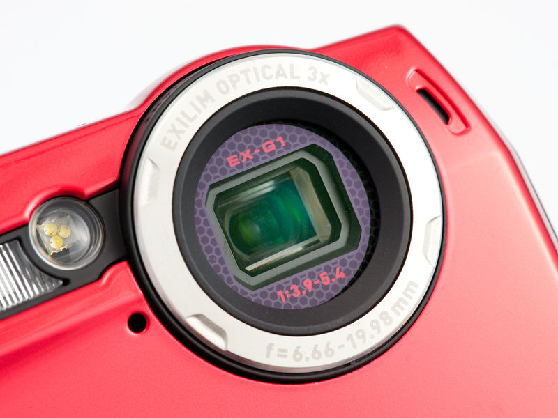 <b>レンズは38〜114mm相当の3倍ズーム。ズームレンジが狭いのと、光学式手ブレ補正機構がないのはいまいちな点だ</b>