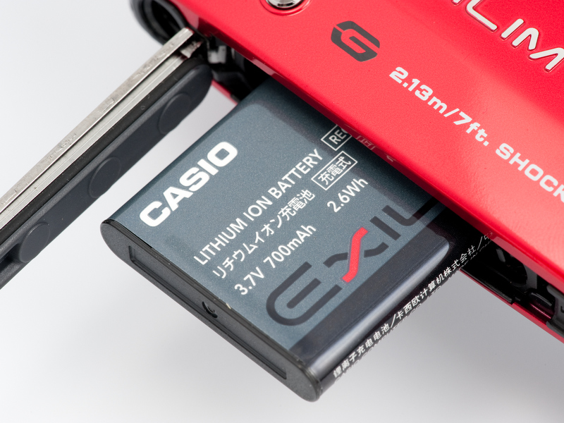 <b>リチウムイオン充電池もスリムタイプだが、CIPA基準で300コマ撮れる。持ちがいいのはいいが、カバーが開けづらいのが難点</b>