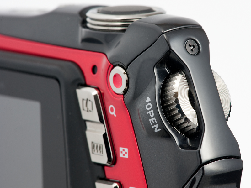 <b>腕時計の竜頭をモチーフにしたような「カバーロックダイヤル」。回すとその下のカバーが開くようになっている</b>