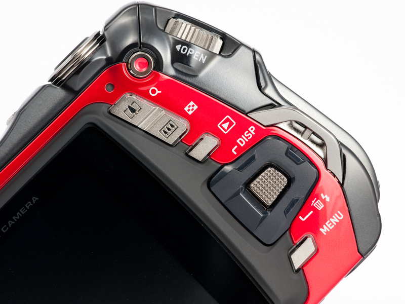 <b>背面右手側の操作部。動画用の「ムービーボタン」以外は普通じゃない形ばかり。防水処理の関係で、ボタン類の操作感は少々硬めだ</b>