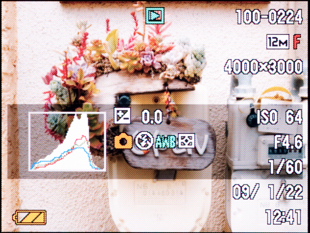 <b>再生時の画面。もちろん、情報表示なしも選べるが、これはもっとも情報量が多い状態のもの</b>
