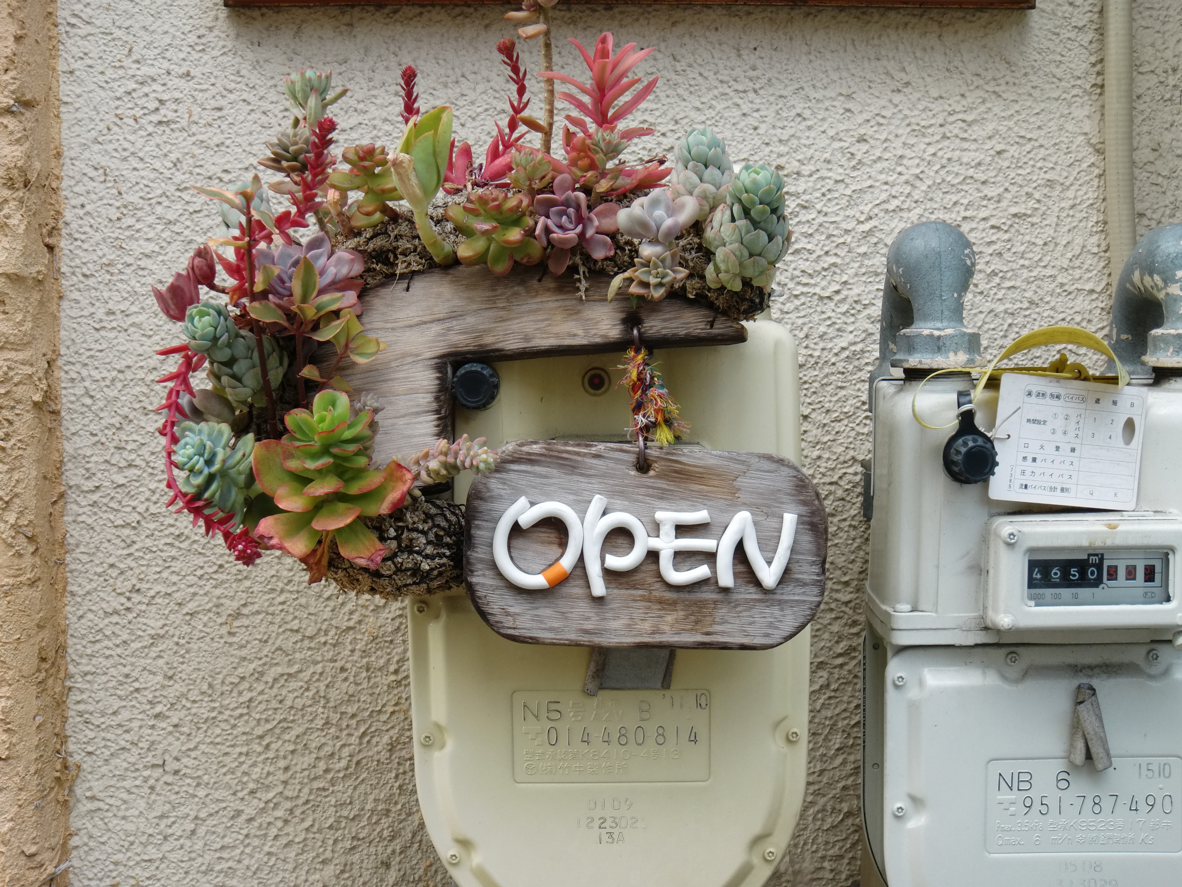 <b>ガスのメーターなのだけれど、お店の飾りに使われているのがおもしろくて撮った。ちゃんと検針しやすいように工夫してたりする<br>EX-G1 / 4,000×3,000 / 1/60秒 / F4.6 / 0EV / ISO64 / WB:オート / 11.5mm（65mm相当）</b>