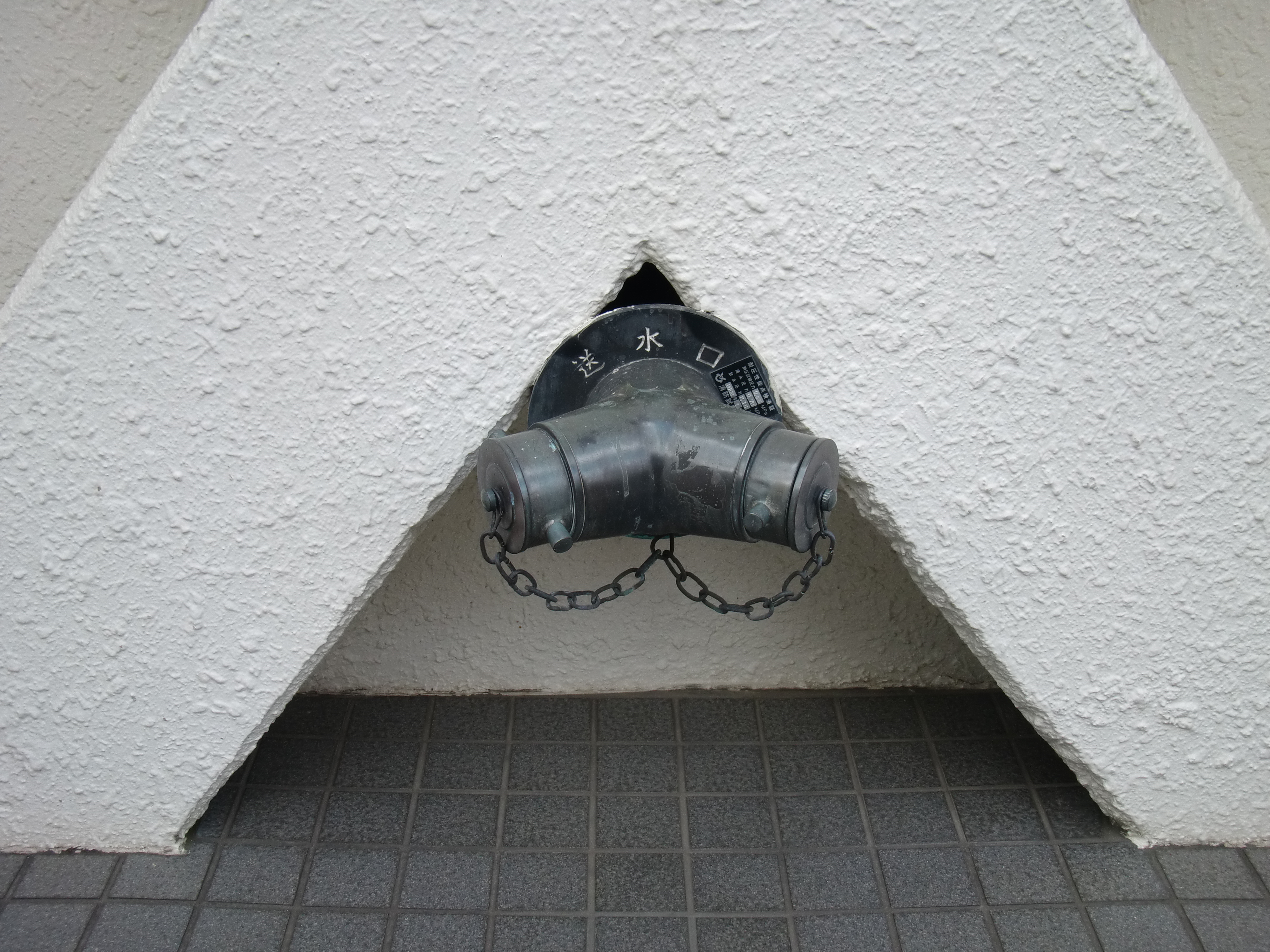 <b>こういう場所にはまりますか、と聞きたくなってしまうくらいに変なはまり方をしている消防用の送水口<br>EX-G1 / 4,000×3,000 / 1/100秒 / F3.9 / 0EV / ISO64 / WB:太陽光 / 6.7mm（38mm相当）</b>