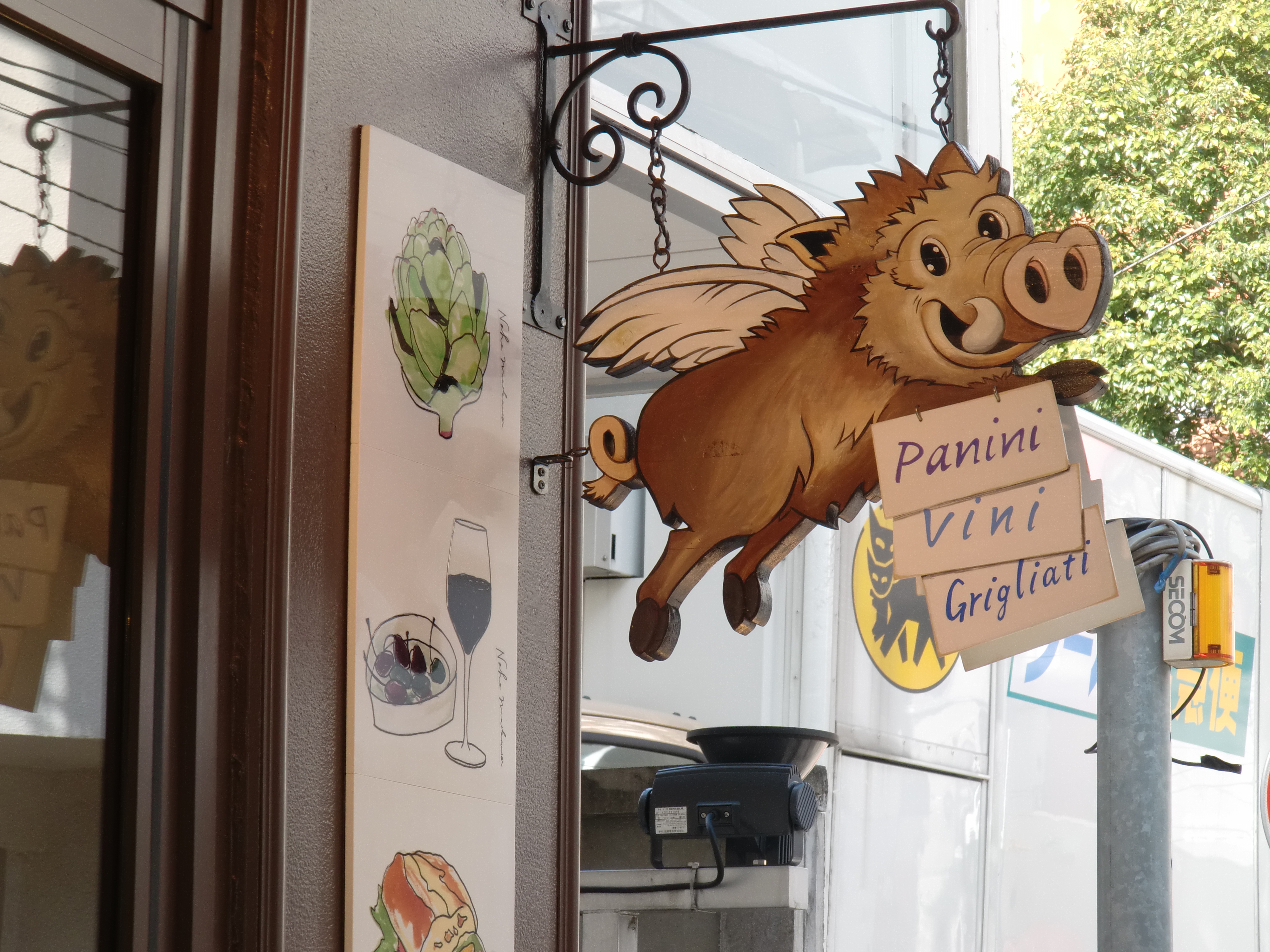 <b>お店の看板だが、えらくラブリーなイボイノシシ（たぶん）だったもので。なので、背景はまったく気をつかってません<br>EX-G1 / 4,000×3,000 / 1/50秒 / F5.4 / 0EV / ISO64 / WB:太陽光 / 20mm（114mm相当）</b>