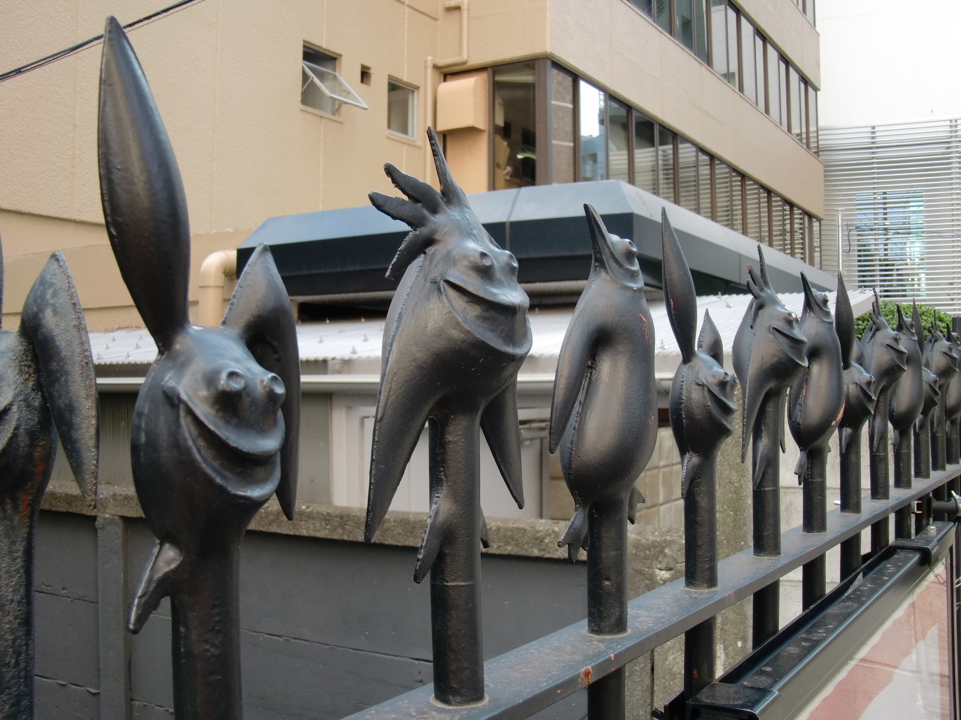 <b>夜に見たら嫌な感じがするんだろうなぁと思うと、魔除けの意味合いでもあるのかもしれない<br>EX-G1 / 4,000×3,000 / 1/50秒 / F3.9 / 0EV / ISO64 / WB:太陽光 / 6.7mm（38mm相当）</b>