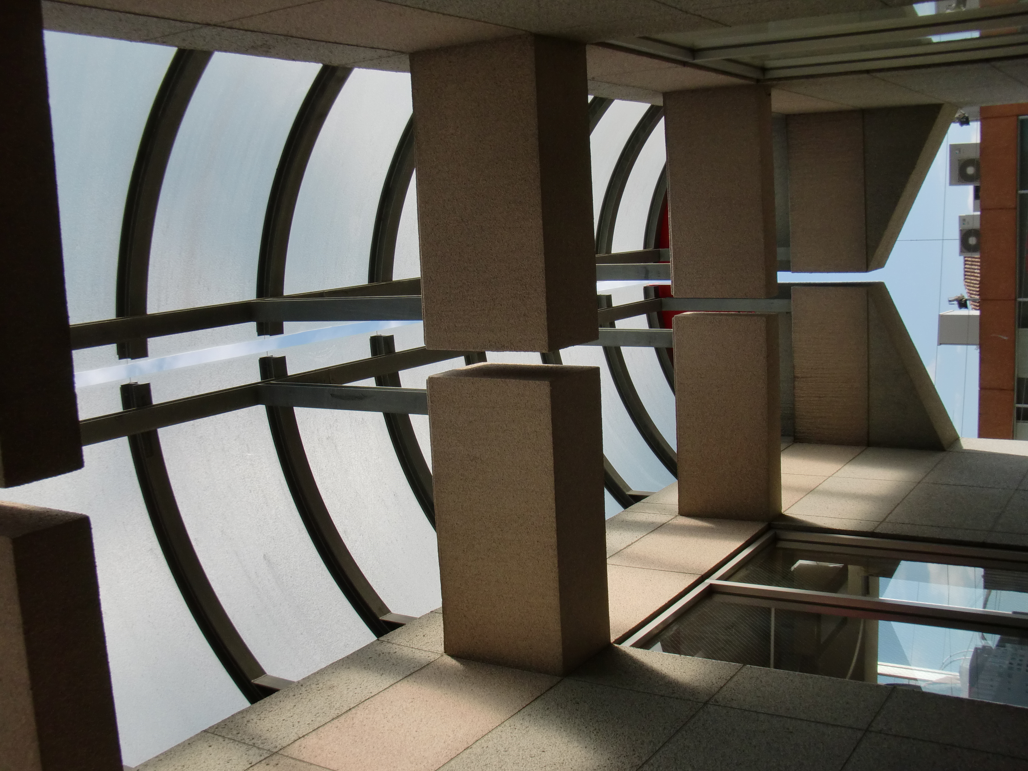 <b>最近は28mm相当とか25mm相当とかも増えているし、38mm相当はじまりだと、建物とかを撮るのはかなり画角的につらい<br>EX-G1 / 4,000×3,000 / 1/500秒 / F3.9 / -0.7EV / ISO64 / WB:オート / 6.7mm（38mm相当）</b>