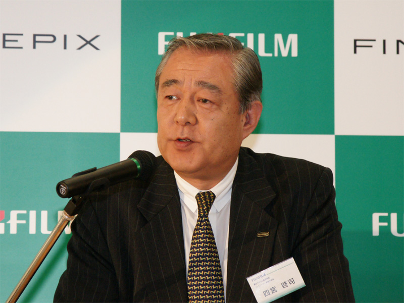 <b>コンシューマー営業本部長の四宮啓司氏</b>