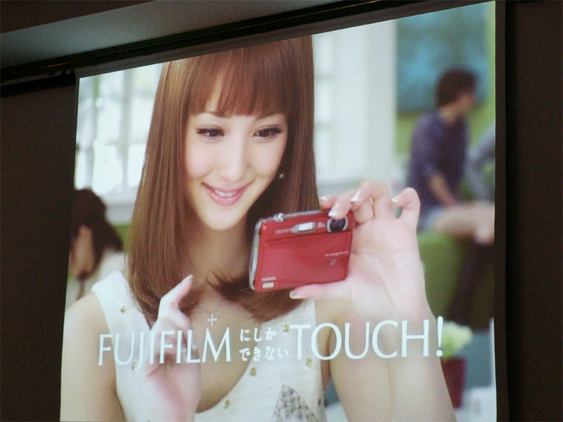 <b>愛犬と一緒に写った写真を展示していた</b>