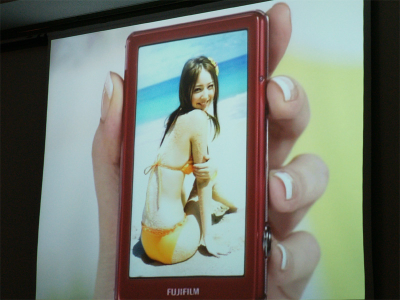 <b>3.5型タッチパネルを操作するシーンも</b>