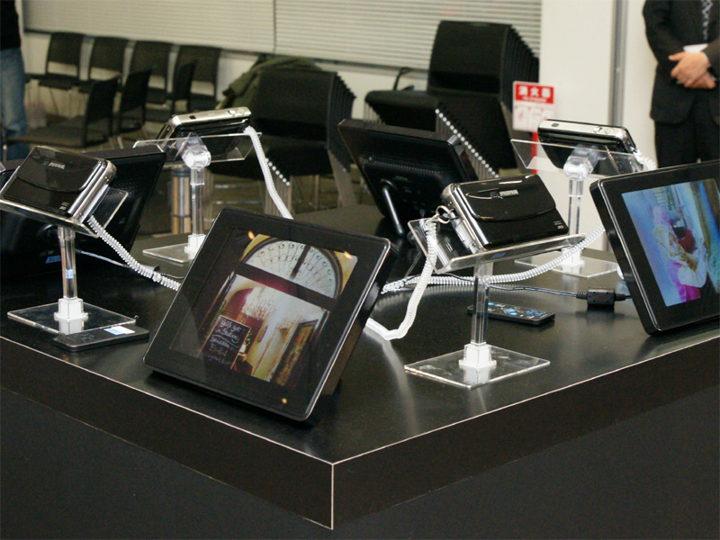 <b>FinePix REAL 3D W1、FinePix REAL 3D V1も展示</b>