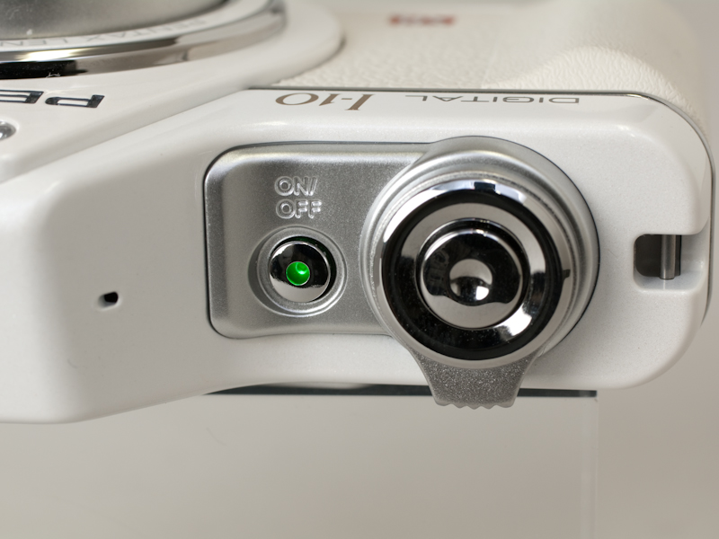 <b>シャッターボタン周り。ズームレバーが背面を向いている</b>