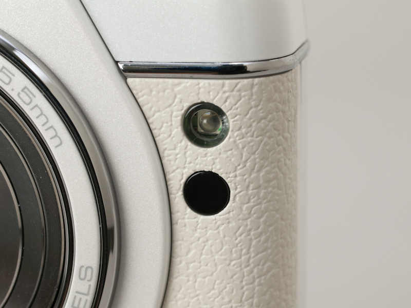 <b>AF補助光（上）とリモコン受光部（下）</b>