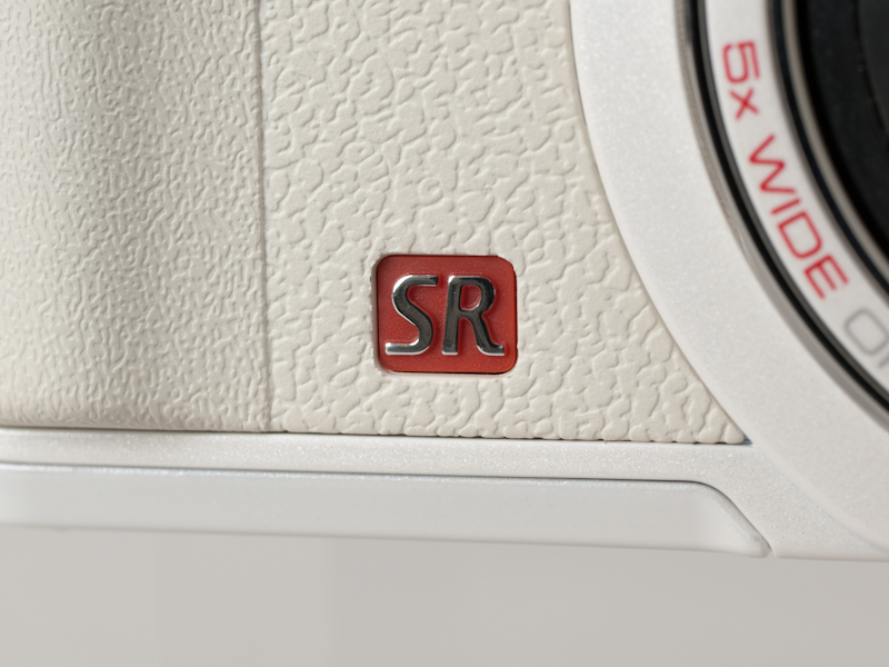 <b>センサーシフト式手ブレ補正機構「SR」の搭載を示すバッジ</b>