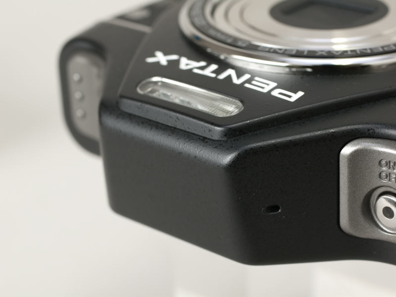 <b>クラシックブラック（左）にはちらし塗装、パールホワイト（右）には光沢仕上げをそれぞれ施す</b>